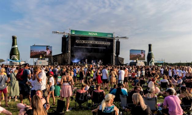 Grøn havefest med masser af glade mennesker!