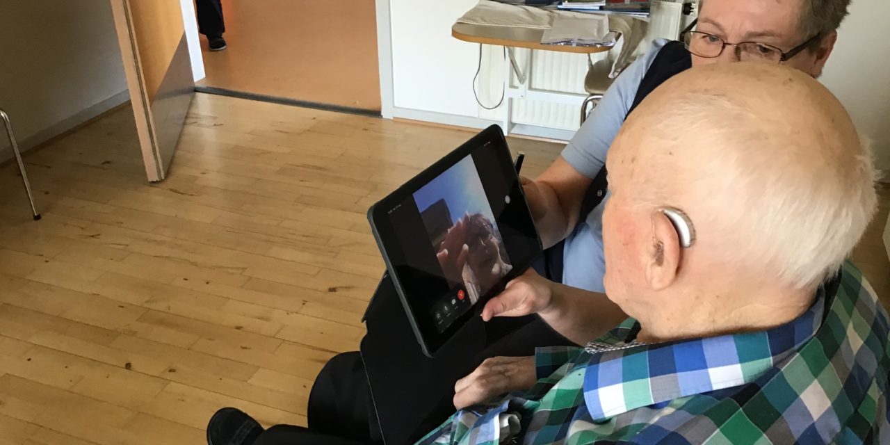 Sammen på afstand – video afløser fysiske besøg på plejehjem!