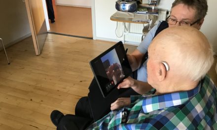 Sammen på afstand – video afløser fysiske besøg på plejehjem!