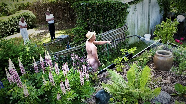 Pas på, hvis du arbejder nøgen i haven i dag!