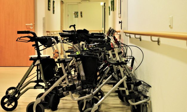 Restriktioner for forbud på hospitaler og plejehjem lempes!