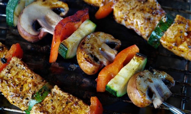 Adskillige danskere syge efter at have spist grillmad – undgå det sådan her!