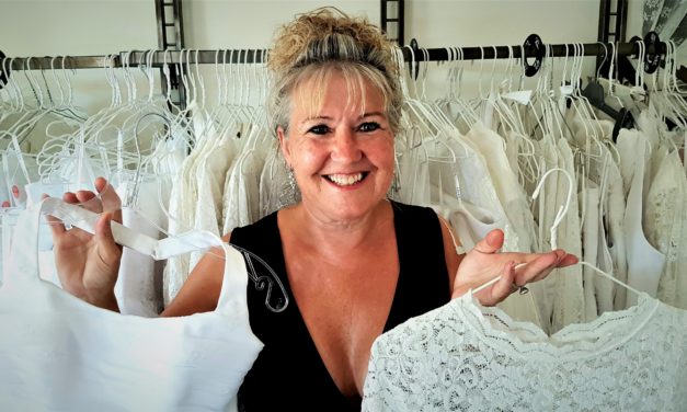 Barfodet brudekjolesælger!