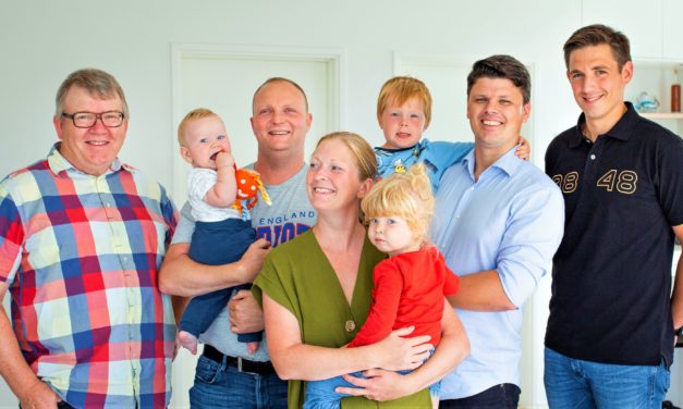 ÅRETS FOLKEHJÆLPER 2020: Reddede babyen Knud på 2 måneder fra døden!