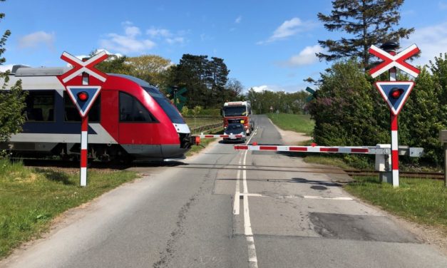 Toget kan ikke nå at stoppe – men det kan du!