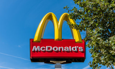 Chefkok fra den tostjernede Michelin restaurant Henne Kirkeby Kro, har udviklet en burger for McDonald’s!