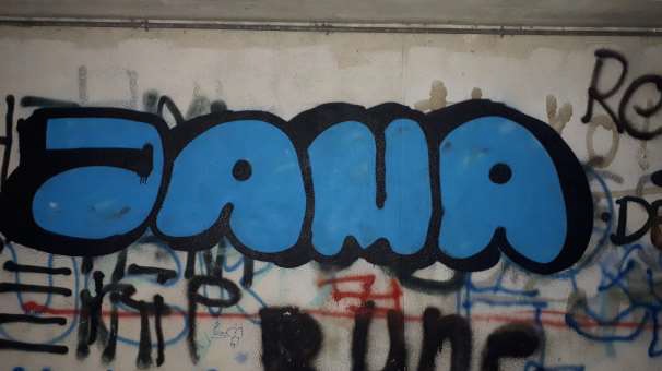 Genkender du gerningsmanden bag omfattende graffiti i Varde?