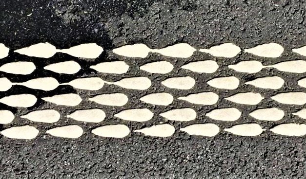 Ny slags vejstribe kan ses bedre i mørke og regn!