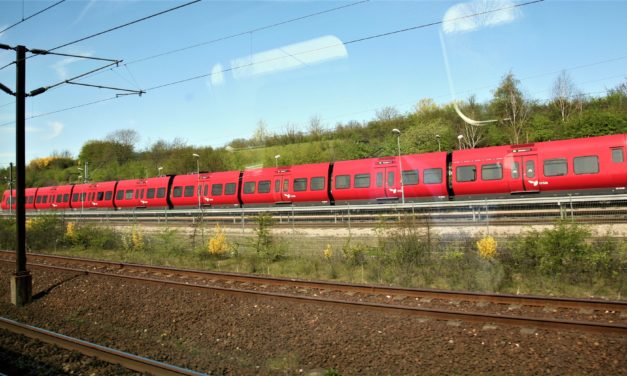 Op mod hver fjerde med pladsbillet bliver væk fra overfyldte tog!