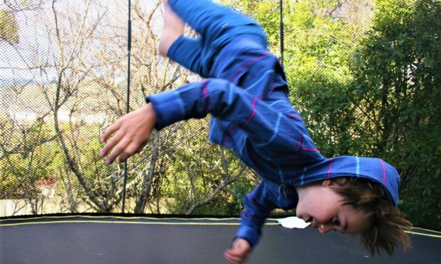 Flere børn slår tænderne på trampolinen!