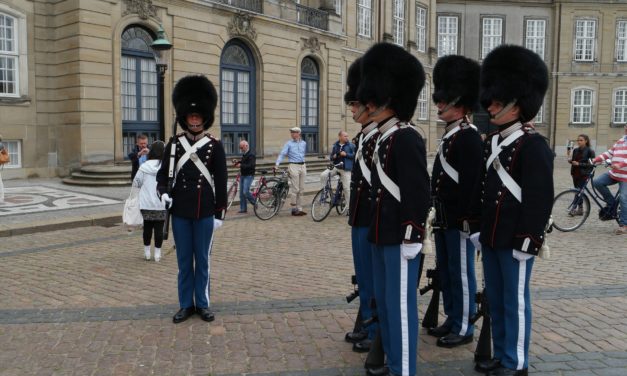 Kvinder vil vogte Dronningen!