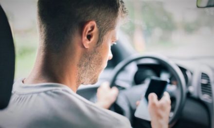 Danskerne har travlt, når de kører bil – med sms’er, opkald og sociale medier!