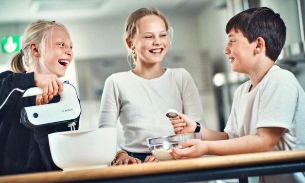 De næste tre måneder går over 66.000 børn i køkkenet for at hjælpe andre børn, der har det svært!