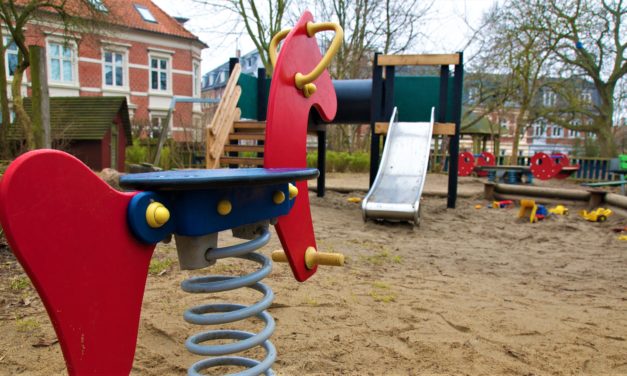 Uheld på legepladser i daginstitutioner sender over 4000 børn på skadestuen hvert år!