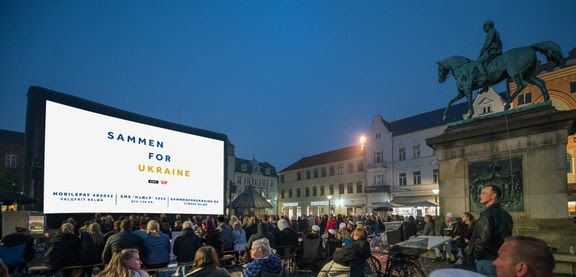 Storskærm viser støttekoncert på Torvet i Esbjerg!