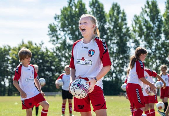 Flere piger i Esbjerg Kommune skal spille fodbold!