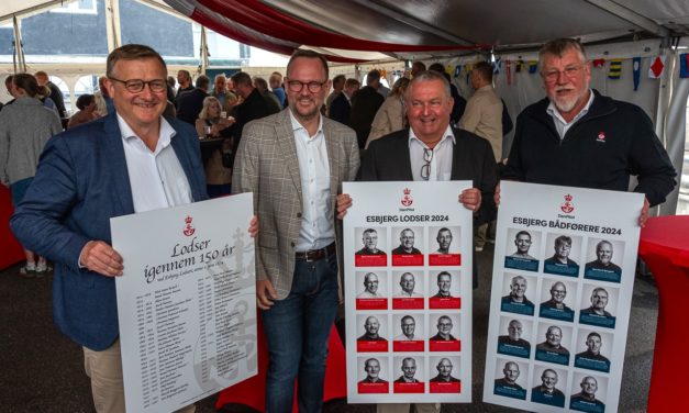Lodsbådene Spar Es og DanPilot Lima flagede fredag over top
